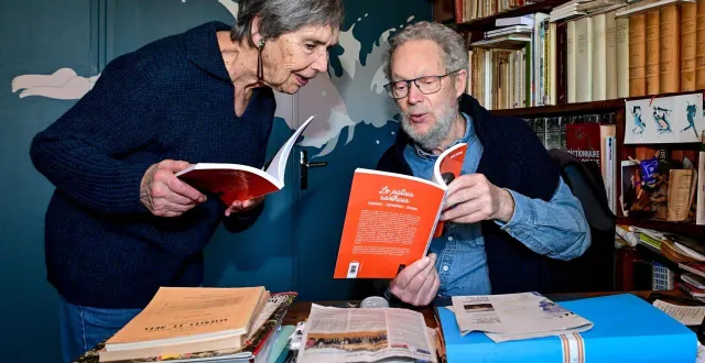 photo  la chapelle-saint-aubin, mardi 24 février 2026. serge bertin, avec la complicité de sa femme josseline, ont extrait 250 mots de notre patois, pour les regrouper dans un petit dictionnaire.  &copy;  le maine libre – yvon loué 