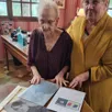 photo raymonde fonteneau présente les lettres et la photo de son papa raymond doisneau à ghislaine guérin-priou, l’amie qui l’a soutenue dans ses démarches.