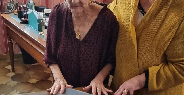 photo  raymonde fonteneau présente les lettres et la photo de son papa raymond doisneau à ghislaine guérin-priou, l’amie qui l’a soutenue dans ses démarches.  &copy;  ouest-france 