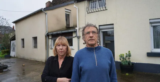 photo  « j’étais sûr de moi avec ce permis de construire. mais apparemment un permis n’a aucune valeur juridique. nous avons fait confiance à l’administration. nous n’avons rien fait de mal. » didier et maryline gautier devant leur maison à trélazé, dont ils doivent détruire la partie centrale.  &copy;  ouest-france 