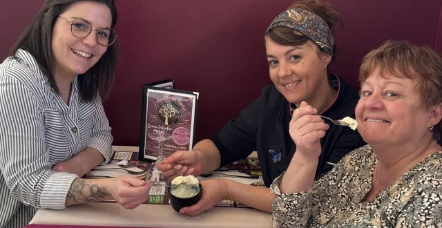 photo  julie dupui, serveuse « au bois sacré », et priscillia lejeune (cheffe) et sa mère éliane loyeau, qui ont repris le restaurant en 2022 à luché-pringé (sarthe).  &copy;  yanne boloh. 