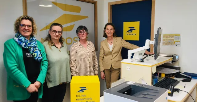 photo  de gauche à droite : annie gorjeu, responsable formation, stéphanie chatelain, formée pour remplacement, cécile lehoux, employée de l’agence postale communale et véronique cantin, maire.    &copy;  le maine libre 