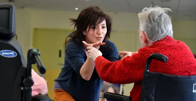 photo  entre les résidents de l’unité protégée et la chorégraphe niortaise diane touzin, le courant passe et la magie opère.  &copy;  co - marie delage 