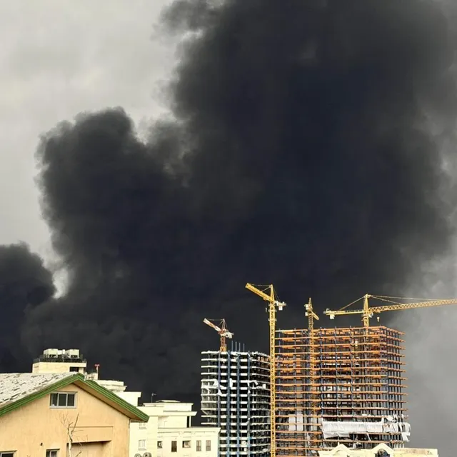 Des panaches de fumée s’élèvent après les frappes aériennes sur des dépôts pétroliers le 8 mars 2026 à Téhéran, en Iran. Getty Images via AFP / MAJID SAEEDI photo des panaches de fumée s’élèvent après les frappes aériennes sur des dépôts pétroliers le 8 mars 2026 à téhéran, en iran. © getty images via afp / majid saeedi