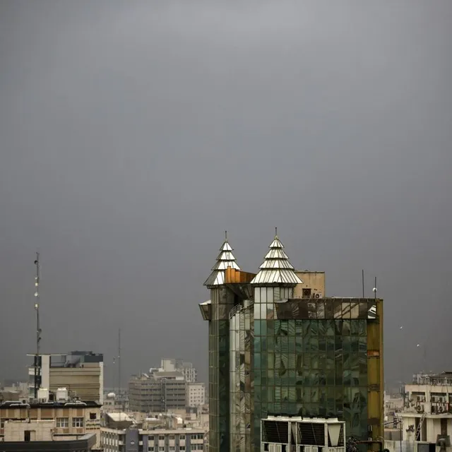 Une épaisse fumée s’élève au-dessus de Téhéran après que des dépôts pétroliers ont été ciblés lors des frappes aériennes menées par les États-Unis et Israël le 28 février à Téhéran, le 8 mars 2026. Anadolu via AFP / FATEMEH BAHRAMI photo une épaisse fumée s’élève au-dessus de téhéran après que des dépôts pétroliers ont été ciblés lors des frappes aériennes menées par les états-unis et israël le 28 février à téhéran, le 8 mars 2026. © anadolu via afp / fatemeh bahrami