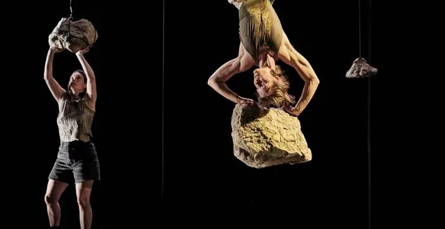 photo  une scène de la chorégraphie entre les vivants et les pierres.  &copy;  christophe raynaud de lage 