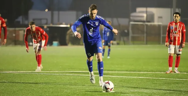 photo  maxence danguy a égalisé sur penalty avant qu’ewann lecourt donne la victoire à saint-lô dans le temps additionnel, samedi 7 mars.  &copy;  serge ruer 