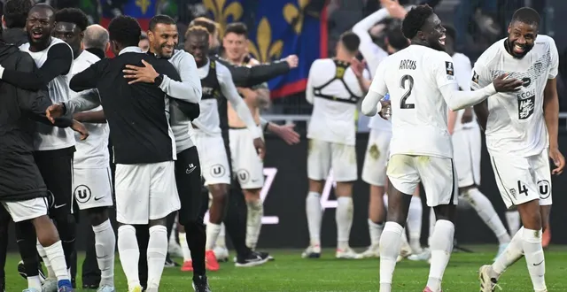 photo  les angevins ont fêté un peu plus qu’une victoire sur la pelouse de la beaujoire, samedi soir.  &copy;  afp 