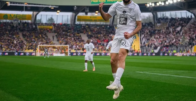 photo  stade la beaujoire : amine sbaï vient de frapper et le sco mène 1-0.  &copy;  simon torlotin / ouest-france 