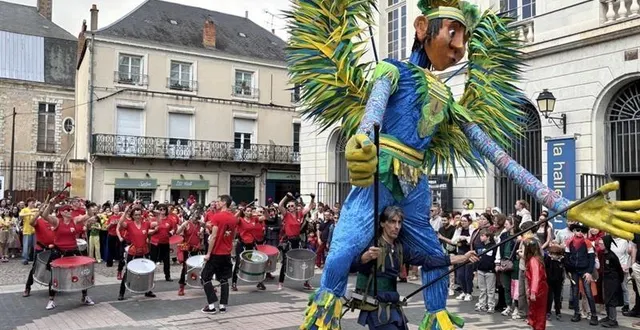 photo  des centaines de personnes ont participé à l’édition 2026 du carnaval de la flèche (sarthe), ce dimanche 8 mars 2026.  &copy;  ouest-france 