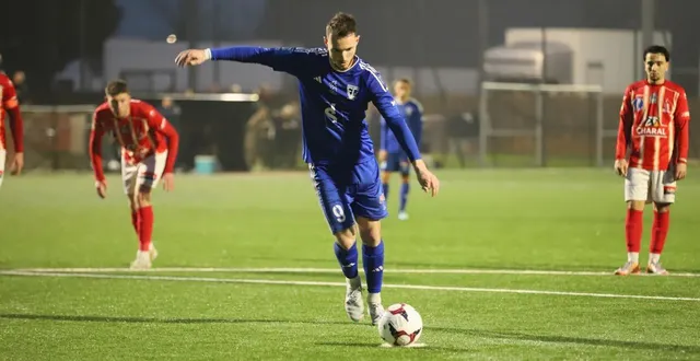 photo  maxence danguy a égalisé sur penalty avant qu’ewann lecourt donne la victoire à saint-lô dans le temps additionne, samedi 7 mars 2026 à flers.  &copy;  serge ruer 