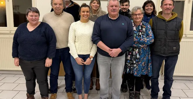 photo  la nouvelle équipe réunie autour du maire sortant, marc querolle  &copy;  ouest-france 