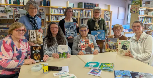 photo  huit des dix bénévoles qui s’investissent pour faire vivre la bibliothèque.  &copy;  ouest-france 