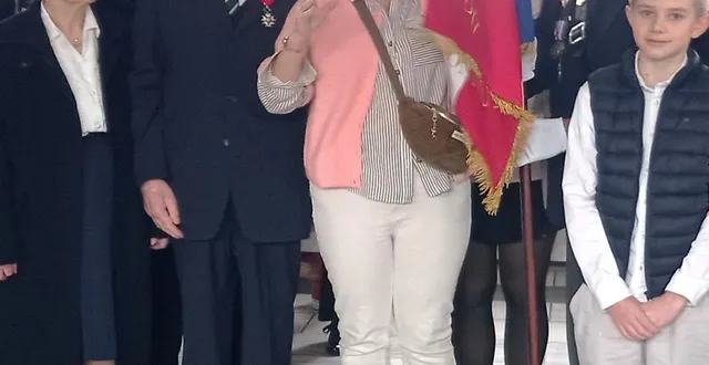 photo  raymond levannier entouré de toute sa famille après la remise de sa légion d’honneur.  &copy;  ouest-france 