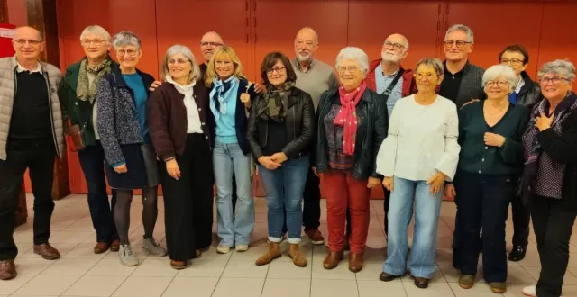 photo  un moment fort d’échange et de solidarité autour des représentants des deux associations, du clap et de la troupe de l’indigo.  &copy;  ouest-france 