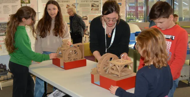 photo  romane, ombeline, lauréanne gasnier, evan et sa sœur lucie autour de deux maquettes de moulin en pièces détachées.  &copy;  ouest-france 
