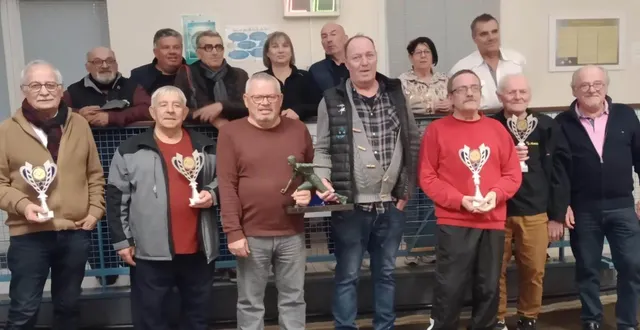 photo  le challenge des présidents s’est achevé samedi 7 mars au cercle saint-paul. une partie amicale a d’abord opposé les présidents des deux sociétés. le cercle saint-paul l’a emporté. la finale, particulièrement disputée, a duré trois heures. elle a été gagnée par patrick roger et marcel juillard, des abeilles, sur le score très serré de 12 à 10 face à alain gastineau et joël bidet, de saint-paul. à suivre bientôt au cercle saint-paul : le concours un sociétaire un invité.  &copy;  co 