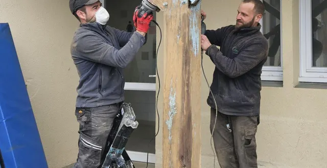 photo  deux pères de famille, s’activent au ponçage avant les nouvelles peintures.  &copy;  co 