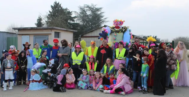 photo  avant le départ avec bonhomme carnaval  &copy;  le maine libre 
