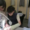 photo  « c’est un métier qui pourrait m’intéresser », a confié lysandre, un collégien de 13 ans, entraîné par anelle gaignard, chefle d’équipe chez fim, pour réaliser une pièce à manche pour chemise. 