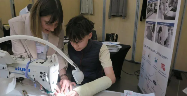 photo  « c’est un métier qui pourrait m’intéresser », a confié lysandre, un collégien de 13 ans, entraîné par anelle gaignard, chefle d’équipe chez fim, pour réaliser une pièce à manche pour chemise.  &copy;  ouest-france 