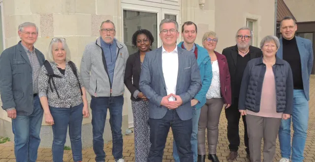 photo  une partie des membres de la liste construire ensemble montreuil-juigné derrière michel morineau.  &copy;  ouest-france 