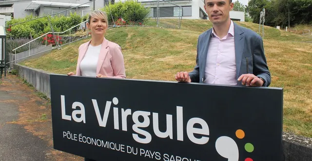 photo  audrey froger, chargée de mission, et pierre-marie gourhand, responsable de la mission économique, ici devant le site de la virgule au début des travaux, en mai 2025.  &copy;  archives ouest-france 