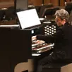 photo véronique le guen, titulaire du grand orgue de l’église saint-séverin à paris, sera à l’orgue hybride du centre des congrès pour la soirée so british !