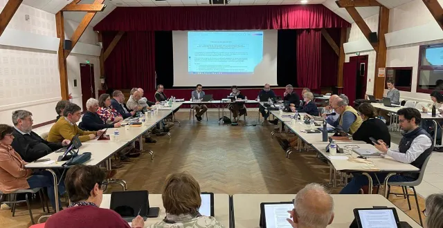 photo  les élus du pays fléchois ont voté pour les investissements à réaliser en 2026, ce jeudi 5 mars 2026 à la chapelle-d’aligné.  &copy;  le maine libre – louis gohin 