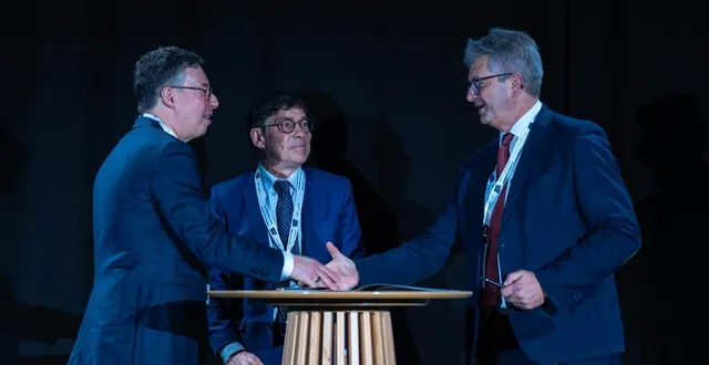 photo  le président de mecachrome christian cornille (à droite) et dominique dupuy, directeur des achats de safran (à gauche) ont procédé au renouvellement du partenariat.  &copy;  mecachrome 