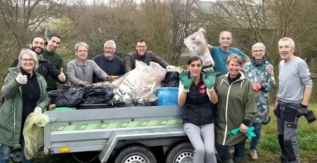 photo  deux remorques ont été remplies de déchets ramassés en une matinée le long de la loire.  &copy;  marie-sophie friot-chédaille 