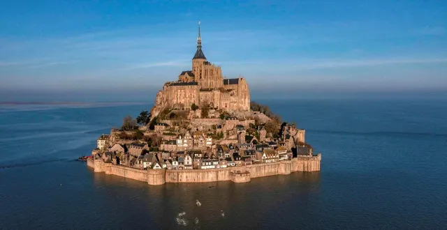 photo  le mont-saint-michel vu du ciel en 2025.  &copy;  marc ollivier/ouest-france 