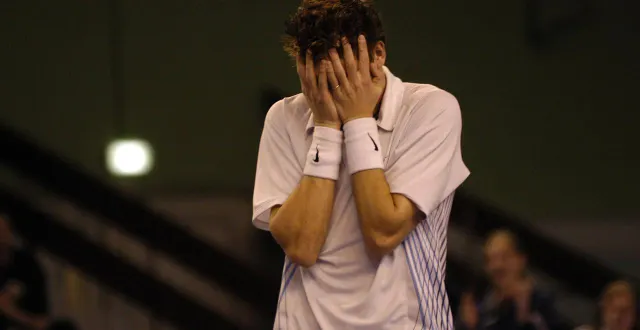 photo  dimanche 5 mars 2006. nicolas mahut vient de remporter le challenger de cherbourg, dans la manche. il craque aussitôt et fond en larmes.  &copy;  archives ouest-france 