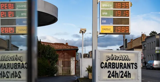 photo  france, auch, 8 mars 2026. illustration, station-service, prix des carburants, essence sans plomb et gazole.  &copy;  jean-marc barrere / hans lucas via afp 