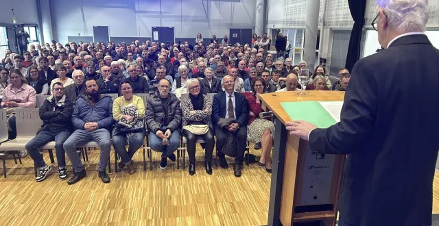 photo  chemillé, samedi 7 mars 2026. la liste frexit 49120 a tenu sa dernière réunion publique devant plus de 300 personnes.  &copy;  co – freddy reigner 