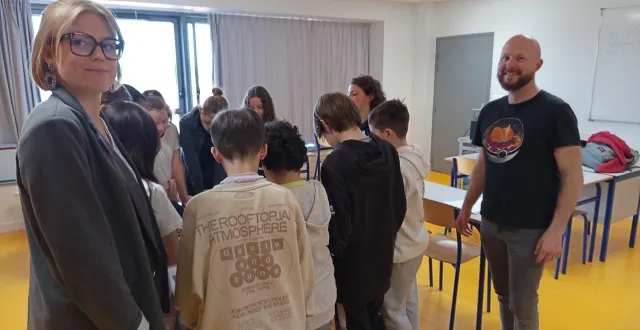 photo  des élèves du collège sont en réflexion avec leurs encadrants, sur le thème de l’égalité filles-garçons.  &copy;  ouest-france. 