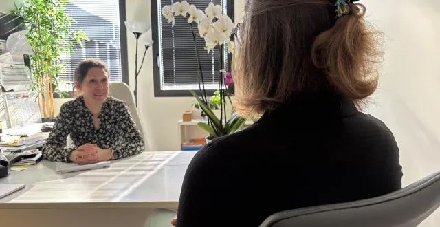 photo  marie cevaer, de dos, en discussion avec son avocate me christelle poirier, dans le cabinet de cette dernière, mardi 3 mars 2026 à angers.  &copy;  co 