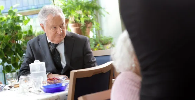 photo  daniel prévost reprend son rôle d’alfred dans « maison de retraite, la série ».  &copy;  © rubens hazon / my family / tf1 