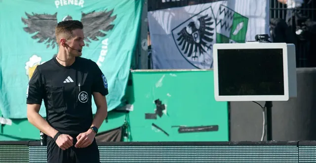 photo  deux supporters de münster ont débranché l’écran de l’arbitrage vidéo pendant la rencontre entre preussen münster et le herta berlin (1-2) ce dimanche 8 mars.  &copy;  bernd thissen / afp 