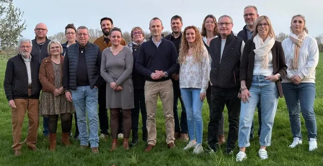 photo  mathieu bonnet-madin, adjoint sortant, présente avec ses colistiers la liste « votre village, votre voix ».  &copy;  le maine libre 