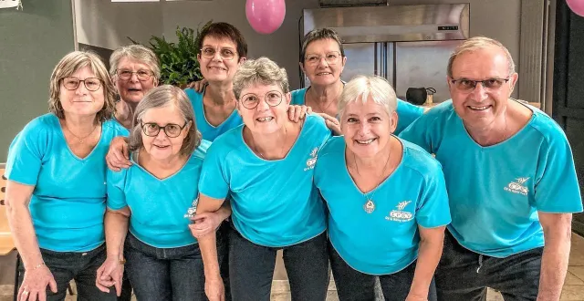 photo  nelly ménard, présidente du club (premier rang au centre) entourée de son bureau.  &copy;  le maine libre. 