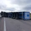photo un camion est couché sur l’a28 au niveau de lavernat. la circulation est coupée entre écommoy et montval-sur-loir.