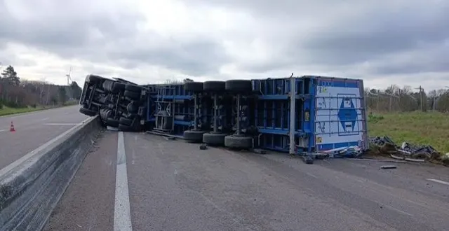 photo  un camion est couché sur l’a28 au niveau de lavernat. la circulation est coupée entre écommoy et montval-sur-loir.  &copy;  vinci autoroute 