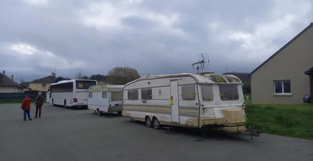 photo  sédentarisé à denée depuis plusieurs années, l’homme vivait dans cette caravane.  &copy;  co 