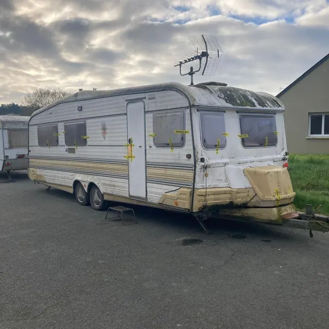 photo selon les voisins, la caravane a été déplacée sur ce parking réservé aux véhicules poids lourds lors de la crue de la loire survenue il y a quelques semaines.  ©  co