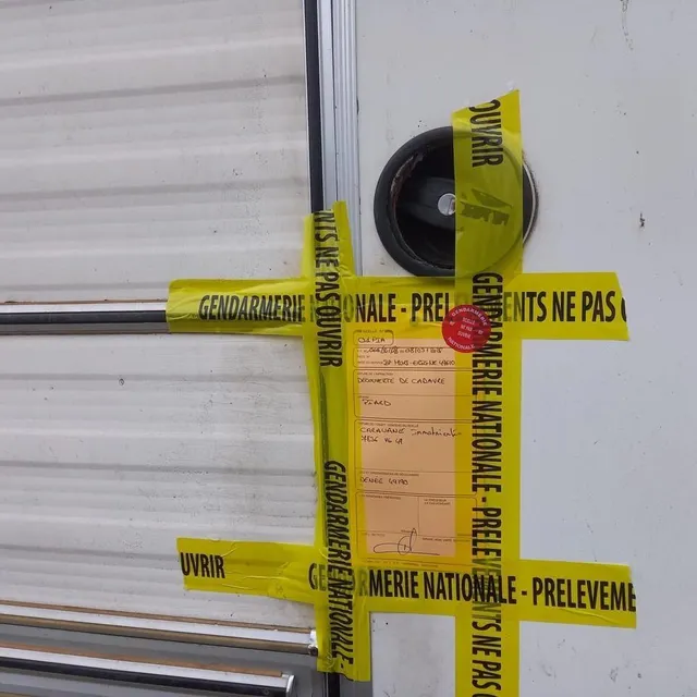 photo un scellé a été apposé sur la porte de la caravane.  ©  co