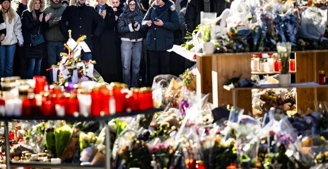 photo  des personnes en deuil se rassemblent autour de fleurs et de bougies pour commémorer les victimes de l’incendie de crans-montana, en suisse, le 4 janvier 2026.  &copy;  jean-christophe bott/epa/maxppp 