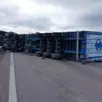 photo le camion accidenté transportait 24 tonnes de caoutchouc au moment du choc avec le terre-plein central.
