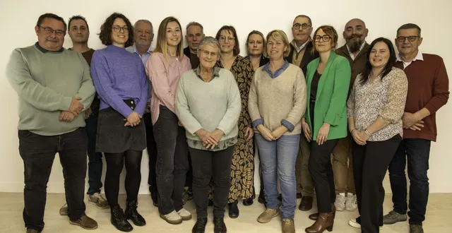 photo  la liste « dynamique védaquaise » conduite par ghislaine leviau, maire sortante (au premier rang au centre)   &copy;  le maine libre 