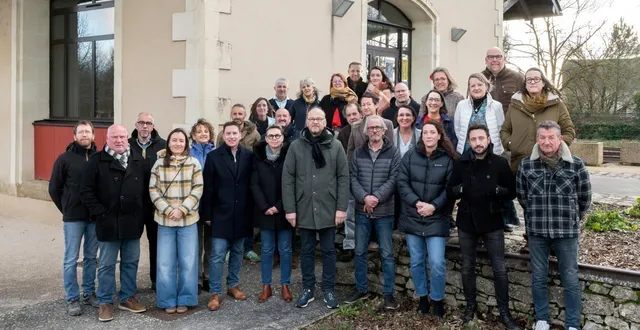 photo  l’équipe de construisons demain ensemble. au premier plan, 4e en partant de la gauche, stéphane jeanneteau, tête de liste. à sa gauche, laurence portiglia-marais.  &copy;  benoit gendron 